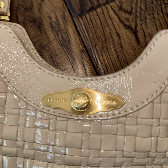 ELLIOTT LUCCA Elegant Cream Handbag with Gold Accents - Picture 2 of 5